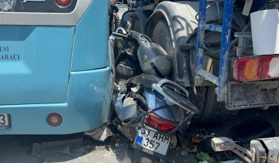 HATAY’DA MİNİBÜS İLE BETON MİKSERİ ARASINDA KALAN MOTOSİKLETLİ YARALANDI   