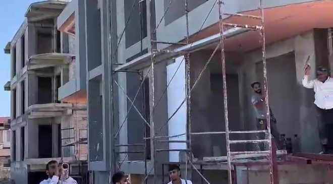 DEPREM KONUTLARININ İNŞASINDA ÇALIŞAN İŞÇİLERE YAPILAN DAVULLU ZURNALI SÜRPRİZ İLGİ ODAĞI OLDU   