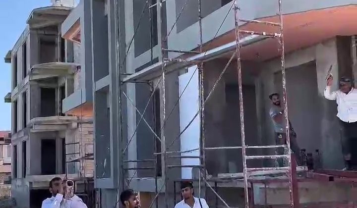 DEPREM KONUTLARININ İNŞASINDA ÇALIŞAN İŞÇİLERE YAPILAN DAVULLU ZURNALI SÜRPRİZ İLGİ ODAĞI OLDU   