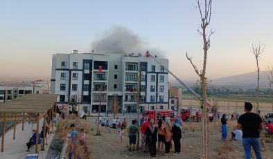 APARTMANIN ÇATISINDA ÇIKAN YANGIN PANİĞE NEDEN OLDU 