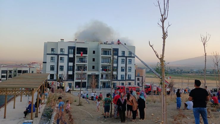 APARTMANIN ÇATISINDA ÇIKAN YANGIN PANİĞE NEDEN OLDU 