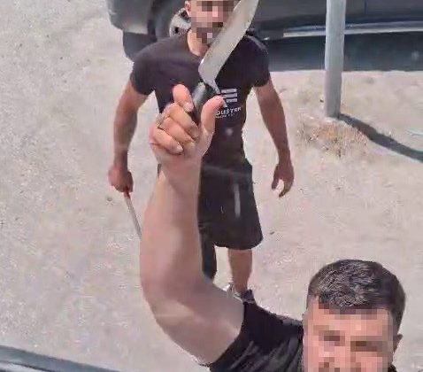 YOL VERME TARTIŞMASINDA SATIRLA SALDIRDI   