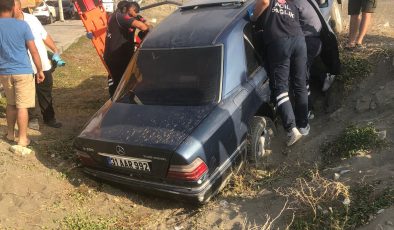PARK HALİNDEKİ ARACA ÇARPIP KUM TEPESİNE SAPLANDI 