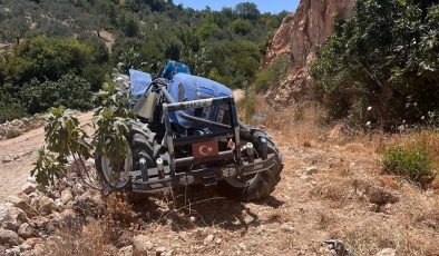 HATAY’DA TRAKTÖR DEVRİLDİ: 2 YARALI   