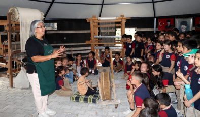 MİNİK ÖĞRENCİLERDEN DEFNE KOZA EVİ’NE ANLAMLI ZİYARET