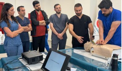 ALTINÖZÜ DEVLET HASTANESİ’NDE  KARDİYAK YAŞAM DESTEĞİ EĞİTİMİ VERİLDİ