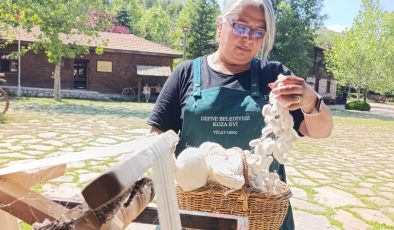 İPEK DOKUMA SANATÇISI TÜLAY GENÇ, İPLİK ÇEKİMİ PERFORMANSI İLE ALTINKÖY’DE 