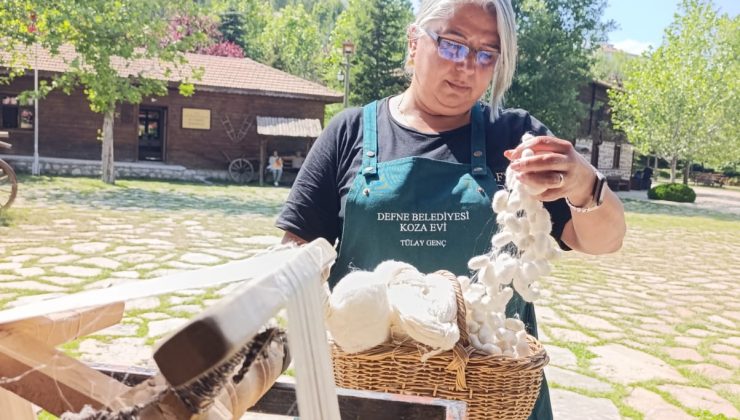 İPEK DOKUMA SANATÇISI TÜLAY GENÇ, İPLİK ÇEKİMİ PERFORMANSI İLE ALTINKÖY’DE 