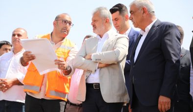 BAŞKAN ÖNTÜRK KUMLU’DA HALI SAHA TEMEL ATMA TÖRENİNE KATILDI