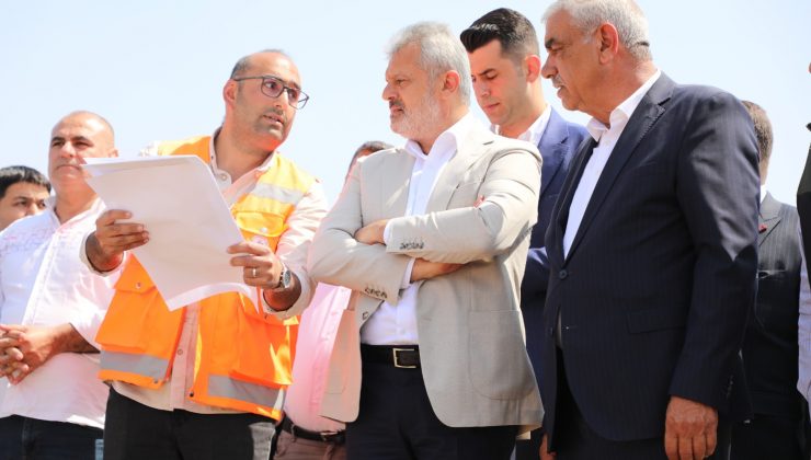 BAŞKAN ÖNTÜRK KUMLU’DA HALI SAHA TEMEL ATMA TÖRENİNE KATILDI