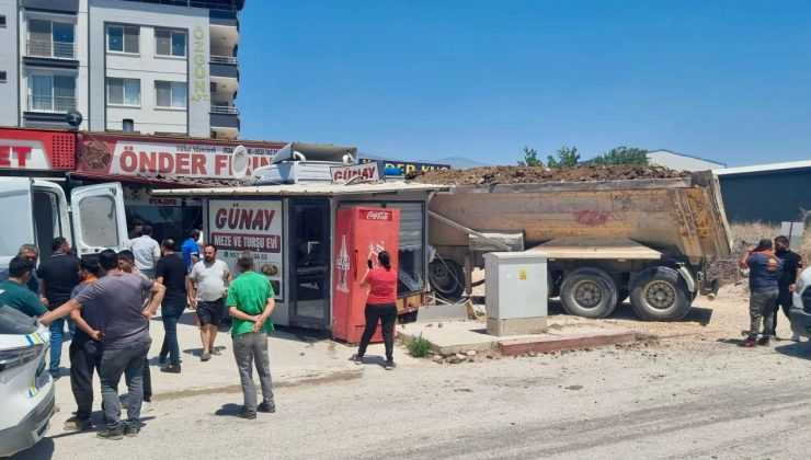 HATAY’DA KAMYON DÜKKANLARA DALDI 