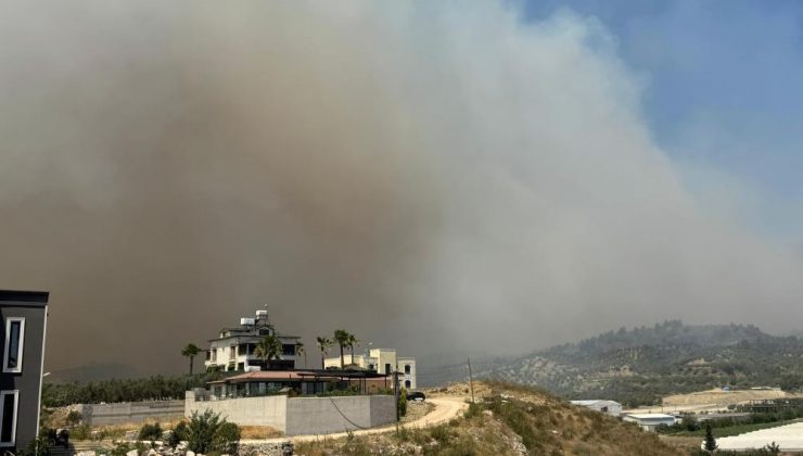 HATAY’DA ORMAN YANGININA MÜDAHALE SÜRÜYOR