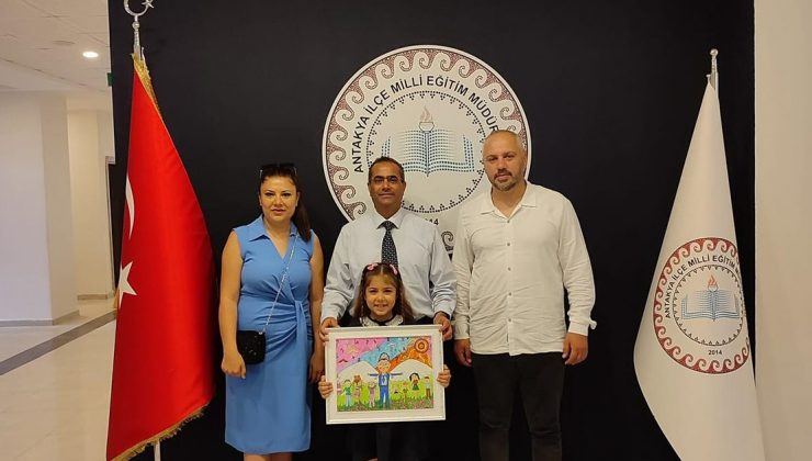 MİNİK ÖĞRENCİ TABLOSUNU TECİMEN’E HEDİYE ETTİ