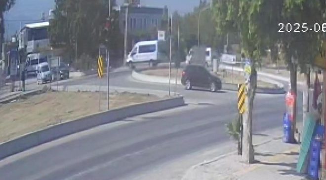 ARAÇLA ÇARPIŞMAMAK İÇİN REFÜJE ÇIKTI 