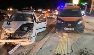HATAY’DA İKİ OTOMOBİL ÇARPIŞTI: 2 YARALI   