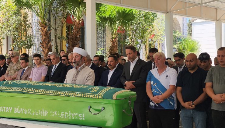 BAKAN BAYRAKTAR TEYZESİNİ SON YOLCULUĞUNA UĞURLADI 
