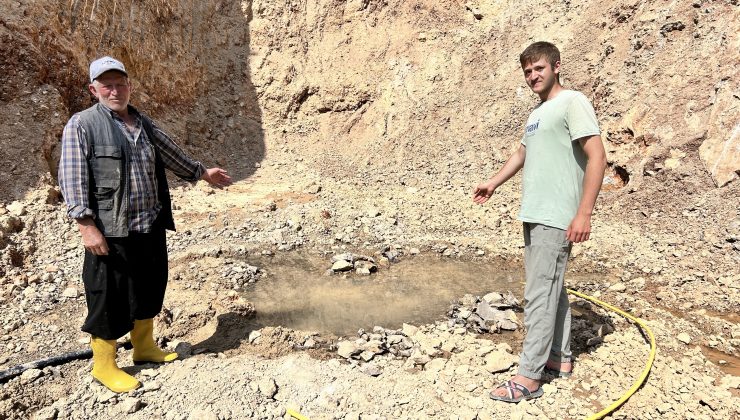 DEPREMLE KURUYAN KUYUDAN ÇIKAN SUYU SEVİNÇLE KARŞILADILAR 