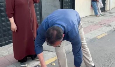 BELEDİYE BAŞKANI SOKAĞI SÜPÜREN KADININ ELİNDEN SÜPÜRGEYİ ALIP KENDİ SÜPÜRDÜ 