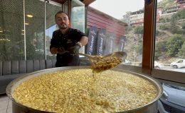 ASIRLARDIR SÜREN GELENEĞİ DEVAM ETTİREN ESNAF 5 BİN KİŞİYE AŞURE DAĞITTI  