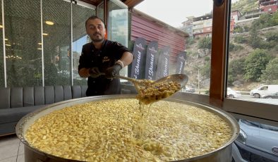 ASIRLARDIR SÜREN GELENEĞİ DEVAM ETTİREN ESNAF 5 BİN KİŞİYE AŞURE DAĞITTI  