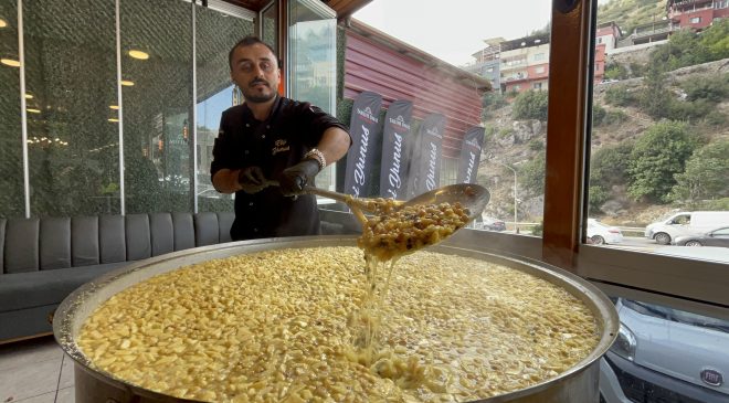 ASIRLARDIR SÜREN GELENEĞİ DEVAM ETTİREN ESNAF 5 BİN KİŞİYE AŞURE DAĞITTI  
