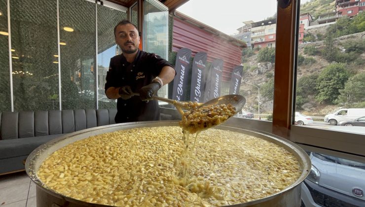 ASIRLARDIR SÜREN GELENEĞİ DEVAM ETTİREN ESNAF 5 BİN KİŞİYE AŞURE DAĞITTI  
