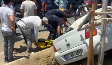 ARSUZ’DA ORTA REFÜJE DEVRİLEN OTOMOBİLİN SÜRÜCÜSÜ YARALANDI  