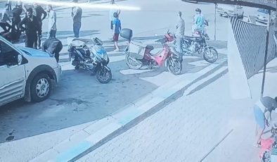 KAPIYI AÇMASIYLA MOTOSİKLET SÜRÜCÜSÜ YERE YIĞILDI 