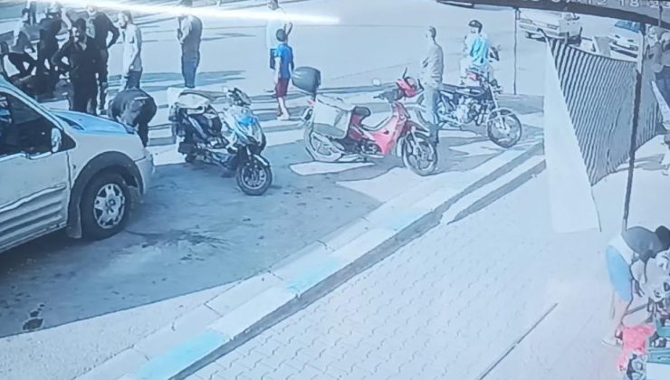 KAPIYI AÇMASIYLA MOTOSİKLET SÜRÜCÜSÜ YERE YIĞILDI 
