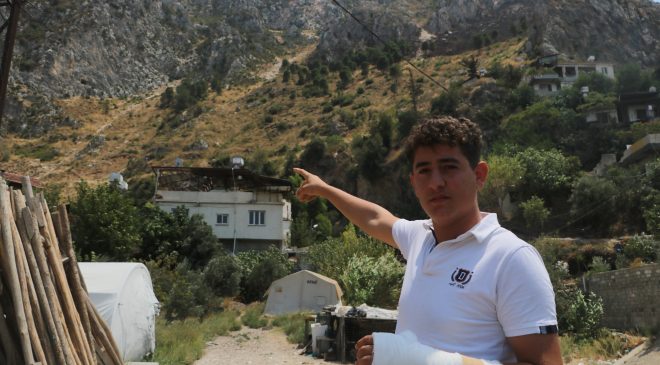 ORMAN YANGININDA MÜCADELE VEREN ÇOCUĞUN ELİNİ YAMAÇTAN KOPAN KAYA PARÇASI KIRDI   