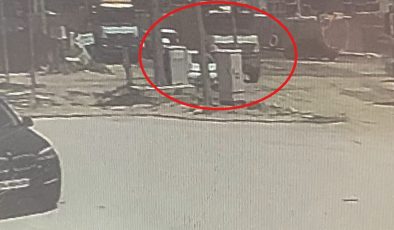 KAZA YAPAN ARAÇLARIN ALTINDA EZİLMEKTEN SON ANDA KURTULDU 