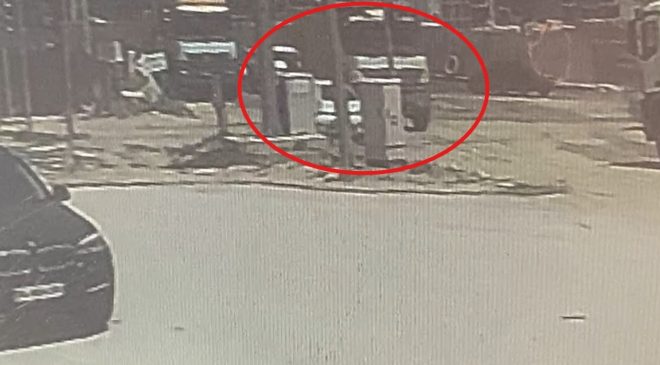 KAZA YAPAN ARAÇLARIN ALTINDA EZİLMEKTEN SON ANDA KURTULDU 