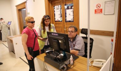 GÖRME ENGELLİ KADINI KİMLİK YENİLEMEYE HBB EKİPLERİ GÖTÜRDÜ 
