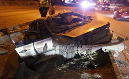 HATAY’DA OTOMOBİL AYDINLATMA DİREĞİNE ÇARPTI: 4 YARALI   