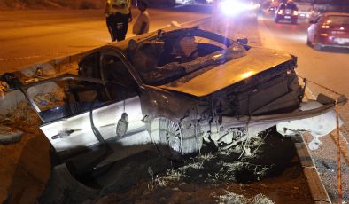 HATAY’DA OTOMOBİL AYDINLATMA DİREĞİNE ÇARPTI: 4 YARALI   