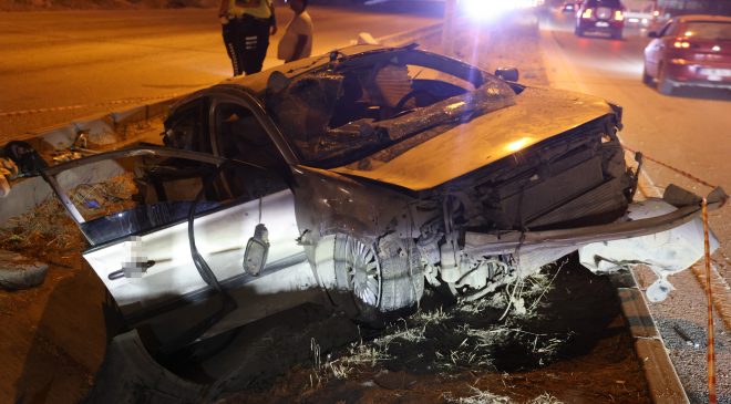 HATAY’DA OTOMOBİL AYDINLATMA DİREĞİNE ÇARPTI: 4 YARALI   