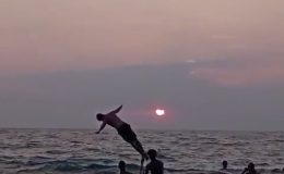 DENİZİN ORTASINA MERDİVEN KURUP, ÜZERİNDEN ATLAYARAK EĞLENDİLER 