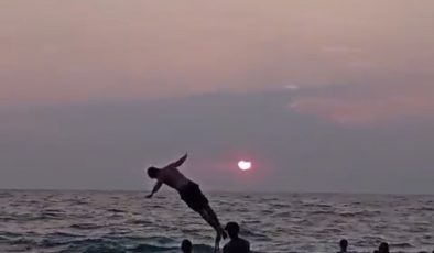 DENİZİN ORTASINA MERDİVEN KURUP, ÜZERİNDEN ATLAYARAK EĞLENDİLER 