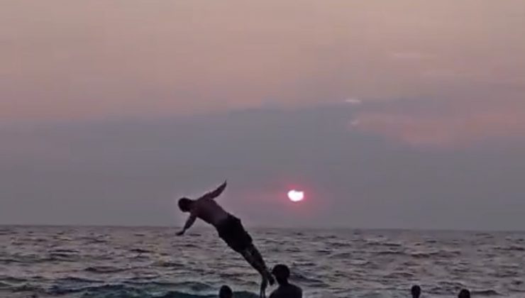 DENİZİN ORTASINA MERDİVEN KURUP, ÜZERİNDEN ATLAYARAK EĞLENDİLER 