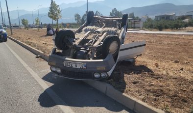 TAKLA ATARAK TERS DÖNEN OTOMOBİLİN SÜRÜCÜSÜ YARALANDI 