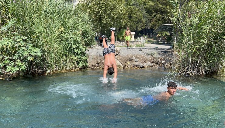 KAVURUCU SICAKTAN BUNALAN VATANDAŞLAR, SOLUĞU BUZ GİBİ SUYUYLA MEST EDEN DOĞAL KAYNAK SUYUNDA ALDILAR 