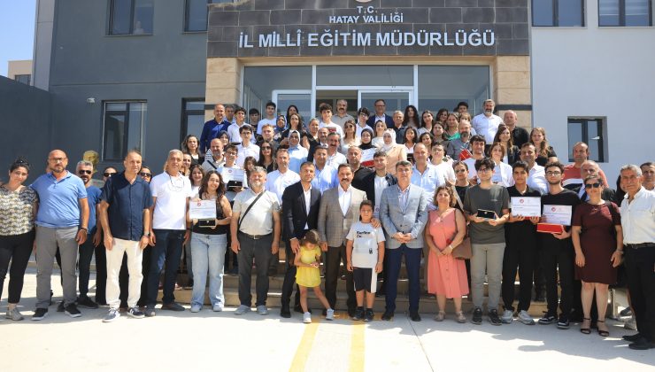 HATAY’DA LGS VE YKS’DE BAŞARI ELDE EDEN ÖĞRENCİLER DEPREMZEDE VATANDAŞLARI GURURLANDIRDILAR 