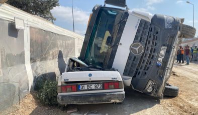 KAMYONUN ÜZERİNE DEVRİLMESİYLE HURDAYA DÖNEN TOFAŞ’TA KİMSENİN OLMAMASI FACİAYI ÖNLEDİ 
