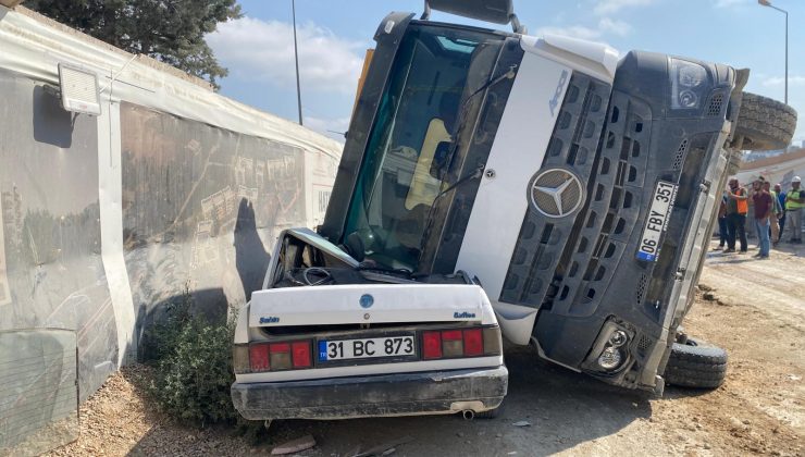 KAMYONUN ÜZERİNE DEVRİLMESİYLE HURDAYA DÖNEN TOFAŞ’TA KİMSENİN OLMAMASI FACİAYI ÖNLEDİ 
