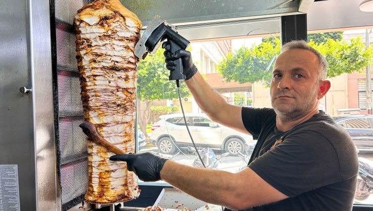 DÖNERCİ USTASI KAVURUCU SICAKTA KAFASINA BUZ TORBASI KOYARAK ÇALIŞTI 