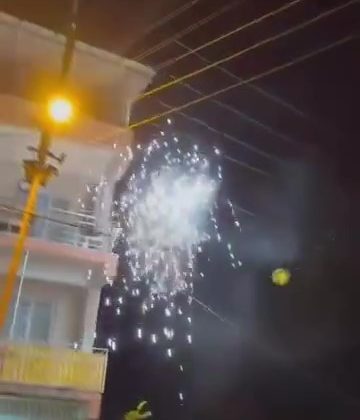 SICAK HAVANIN ETKİSİYLE PATLAMA YAŞANAN ELEKTRİK TELLERİ KORKUTTU 