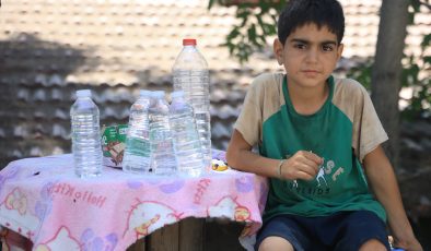 KÜÇÜK OLDUĞU İÇİN SANAYİYE ALINMAYAN ÇOCUK, SU SATARAK BİSİKLET PARASINI BİRİKTİRİYOR 