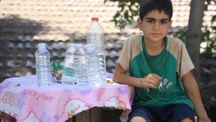 KÜÇÜK OLDUĞU İÇİN SANAYİYE ALINMAYAN ÇOCUK, SU SATARAK BİSİKLET PARASINI BİRİKTİRİYOR 