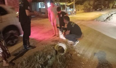 KANALİZASYON BORUSUNA SIKIŞAN YAVRU KÖPEĞİ İTFAİYE KURTARDI  