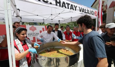 VALİ MASATLI VATANDAŞLARA AŞURE DAĞITTI